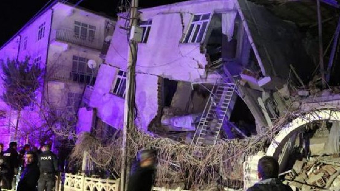 Al menos 19 fallecidos tras sismo de magnitud 6,5 en Turquía