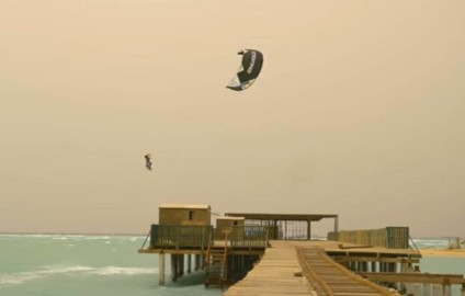 Surfista 'vuela' por los aires y cruza un muelle