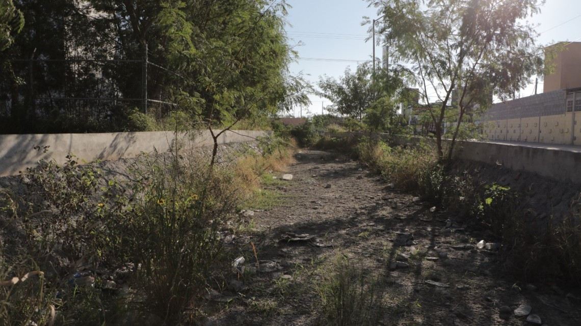 Realizan limpieza y saneamiento en drenes