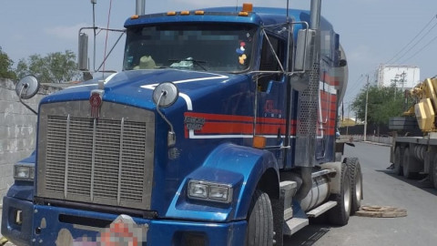 Aseguran tracto camiones y pipas cisternas, 3 hombres son detenidos