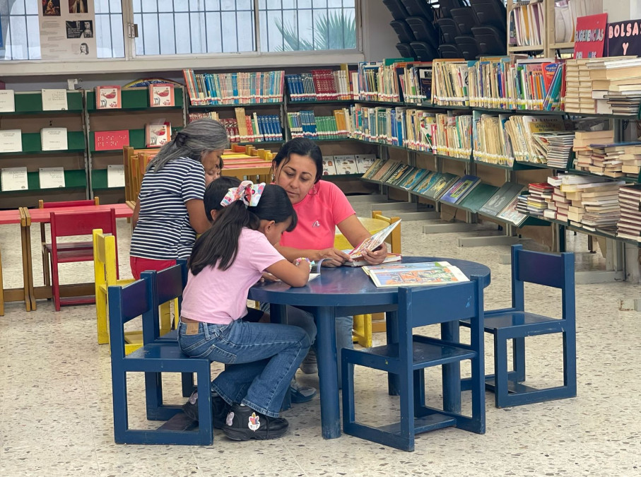 Asisten familias en vacaciones a la biblitoeca 