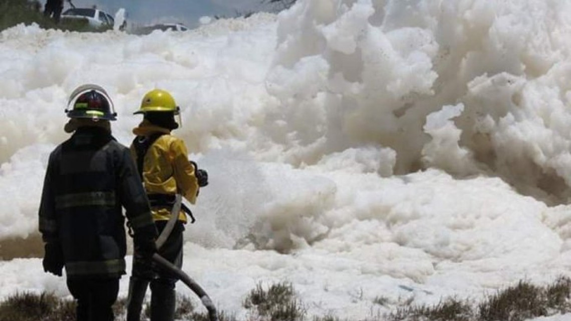 Desaparece hombre en espuma tóxica en Puebla