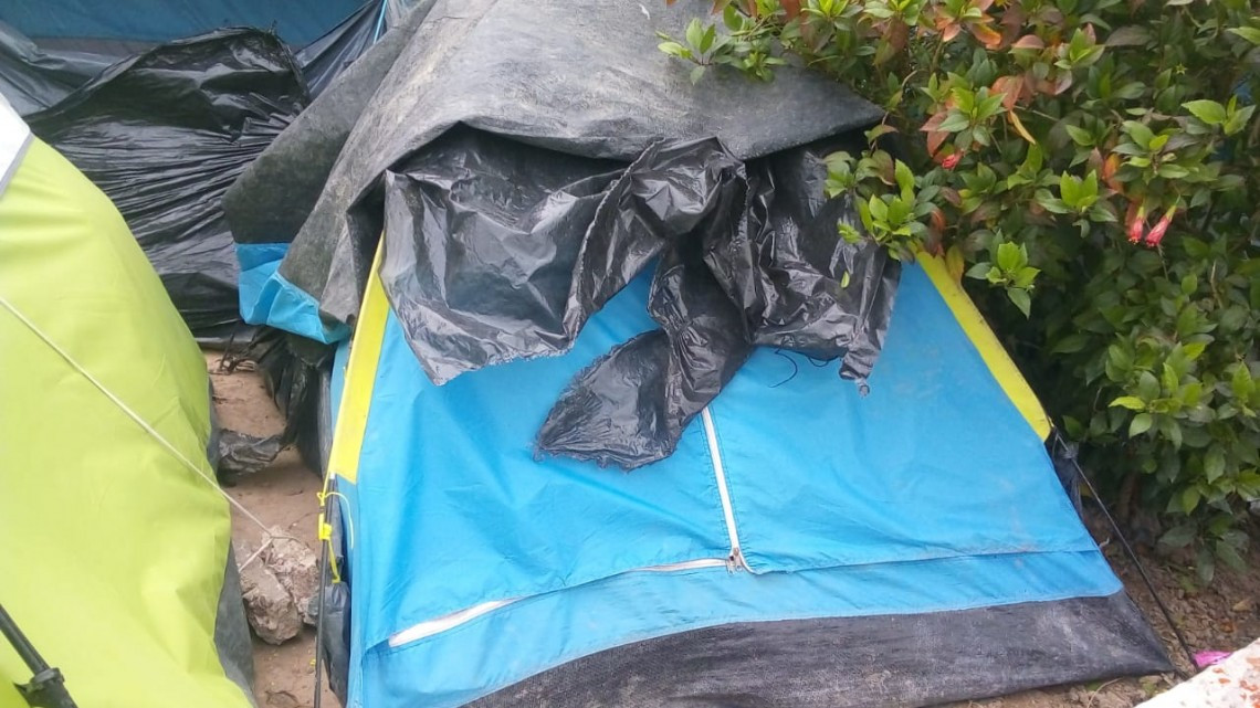 A pesar del frio migrantes quieren quedarse en explanada del Puente Nuevo