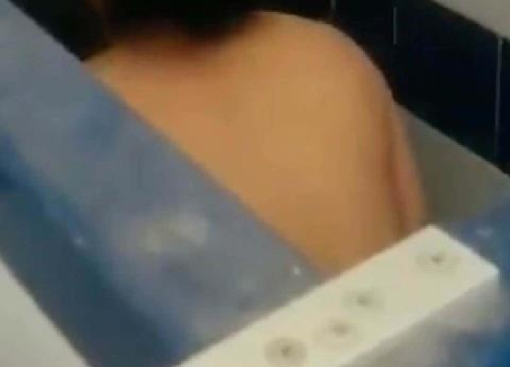 Pareja es descubierta teniendo relaciones en baño mixto