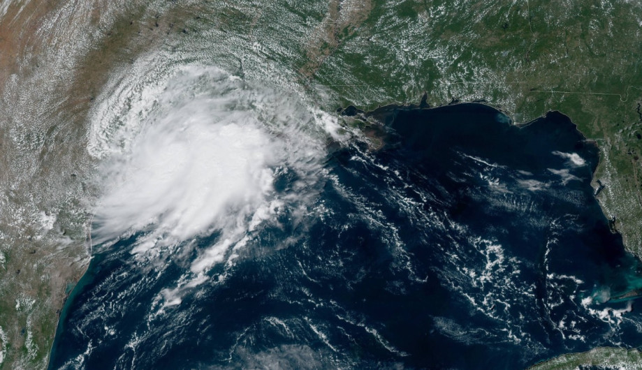 ‘Imelda’ se debilita a depresión tropical a su llegada a Texas