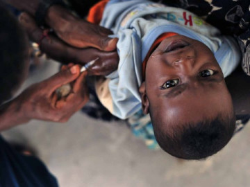 Reino Unido anuncia financiamiento para vacunar a niños en todo el mundo