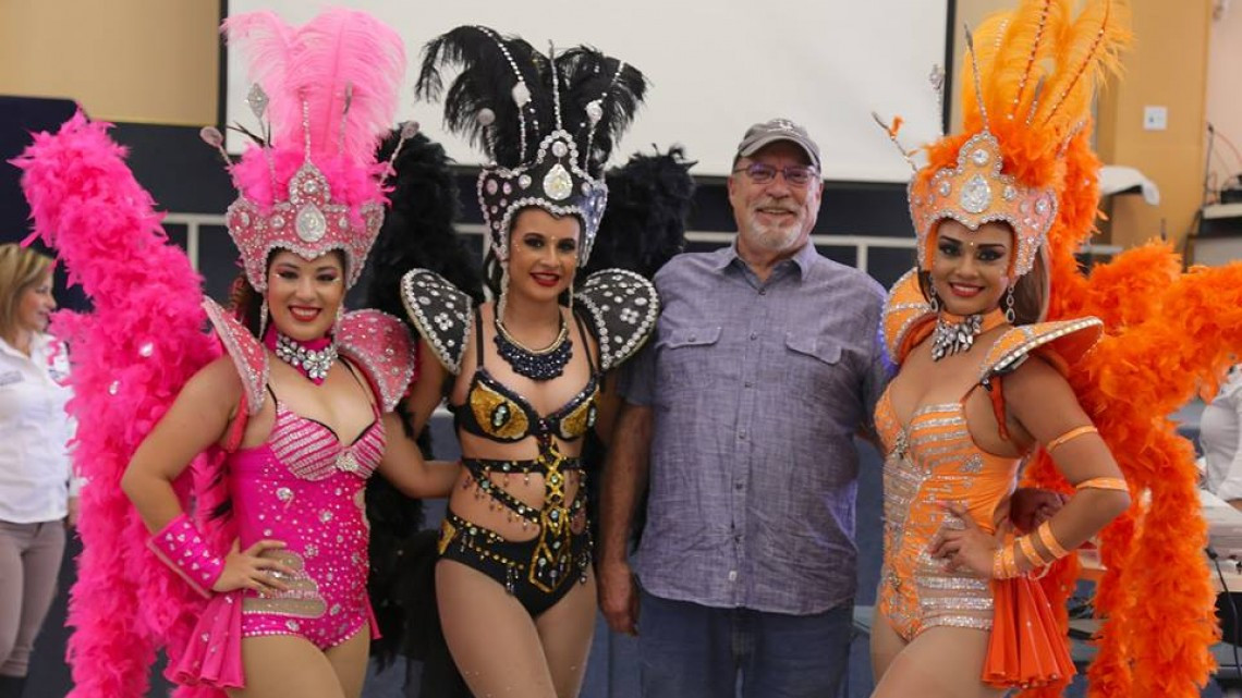 “Winter Texans” reciben con alegría la fiesta del “Carnaval Playa Miramar”