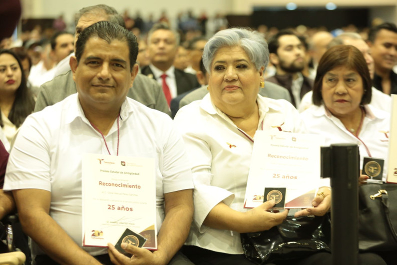 Anuncia Américo aumento del 20% a burócratas