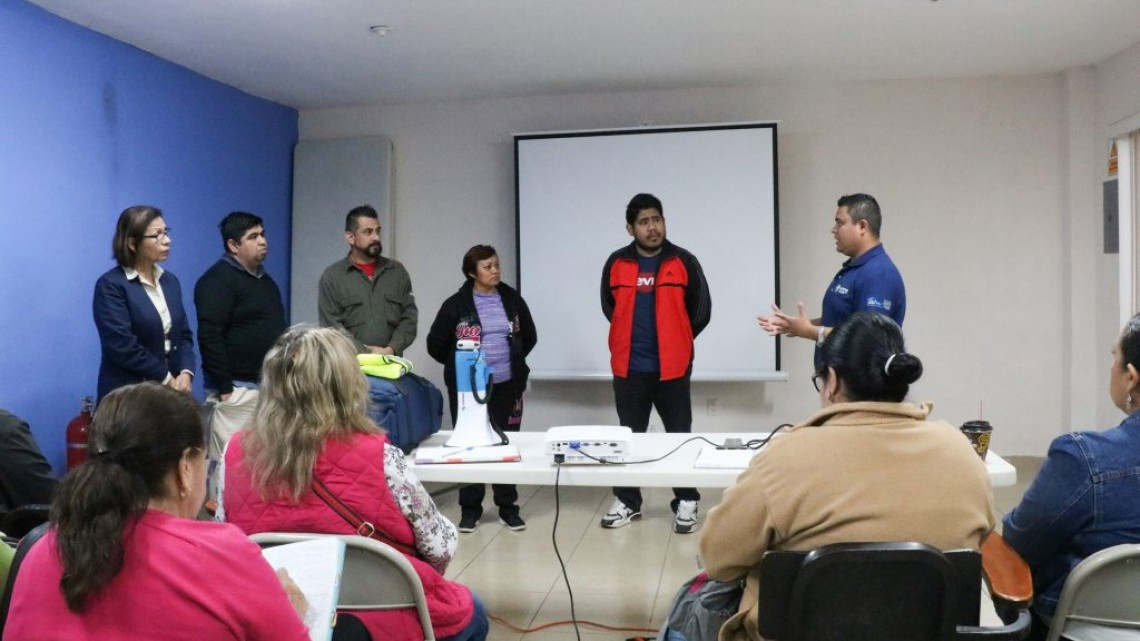 Capacita PC a personal de hospitales y empresas