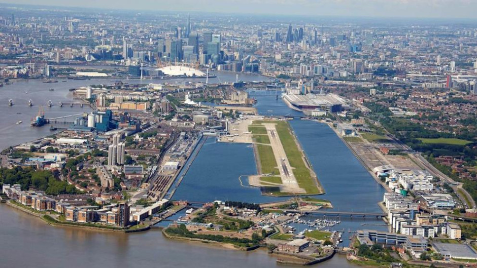 Cierran aeropuerto en Londres al hallarse una bomba de la II Guerra Mundial