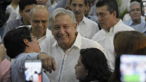AMLO pide a CNTE dejar de faltar a clases