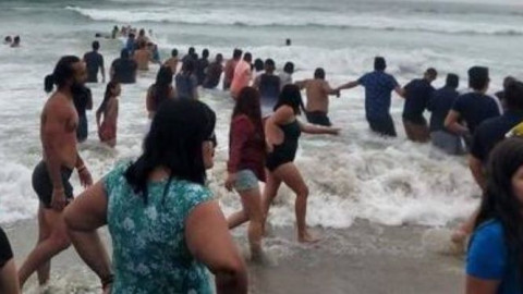 Con cadena humana, logran salvar a bañistas