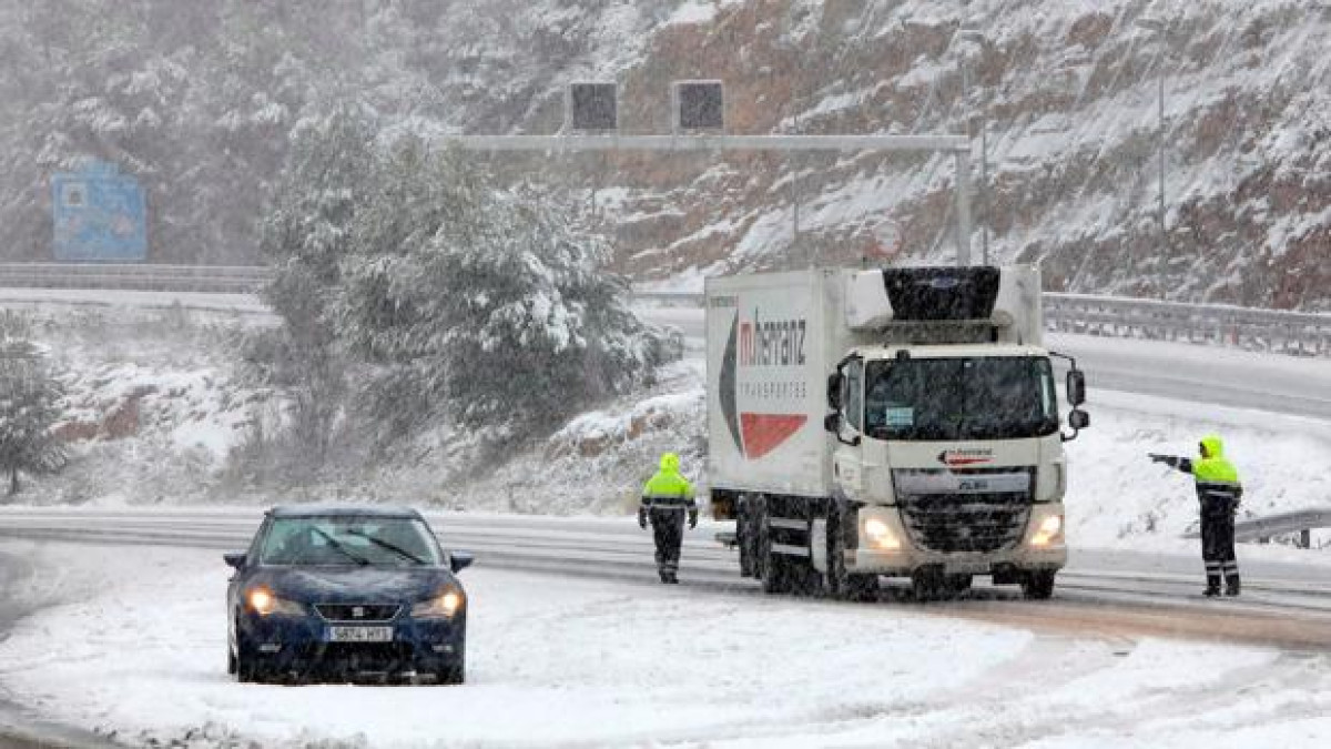 España despeja carreteras tras nevada por tormenta Filomena