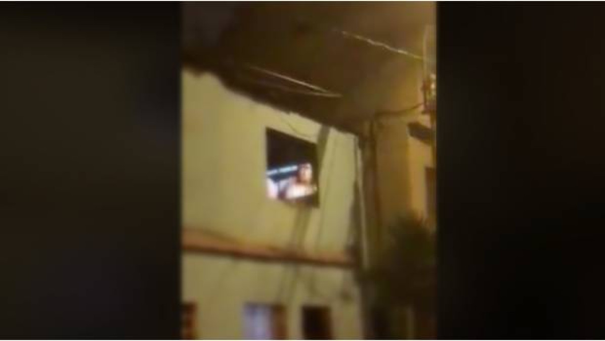 Lo cachan viendo porno en su TV gigante