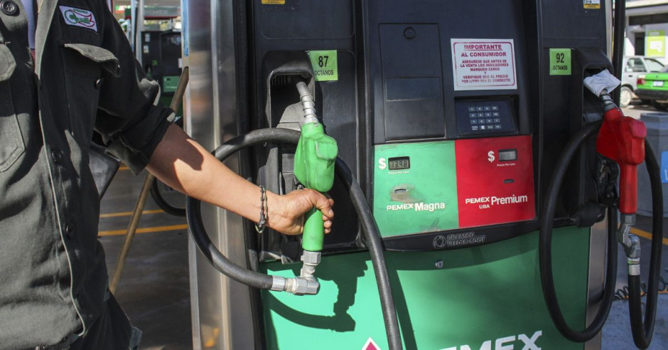 Bajarán dos centavos este martes precios de gasolinas y diésel 