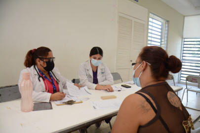 Acuden vecinos a brigada médica y de salud animal en Col. Santa Cecilia