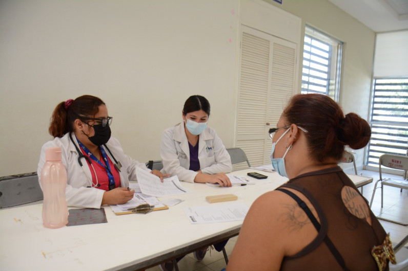 Acuden vecinos a brigada médica y de salud animal en Col. Santa Cecilia