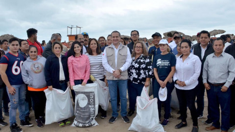 Coordinan esfuerzos Andrián Oseguera y ONG para limpiar playa Miramar 