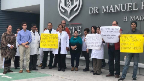 Empleados del ISSSTE exigen bonos navideños 