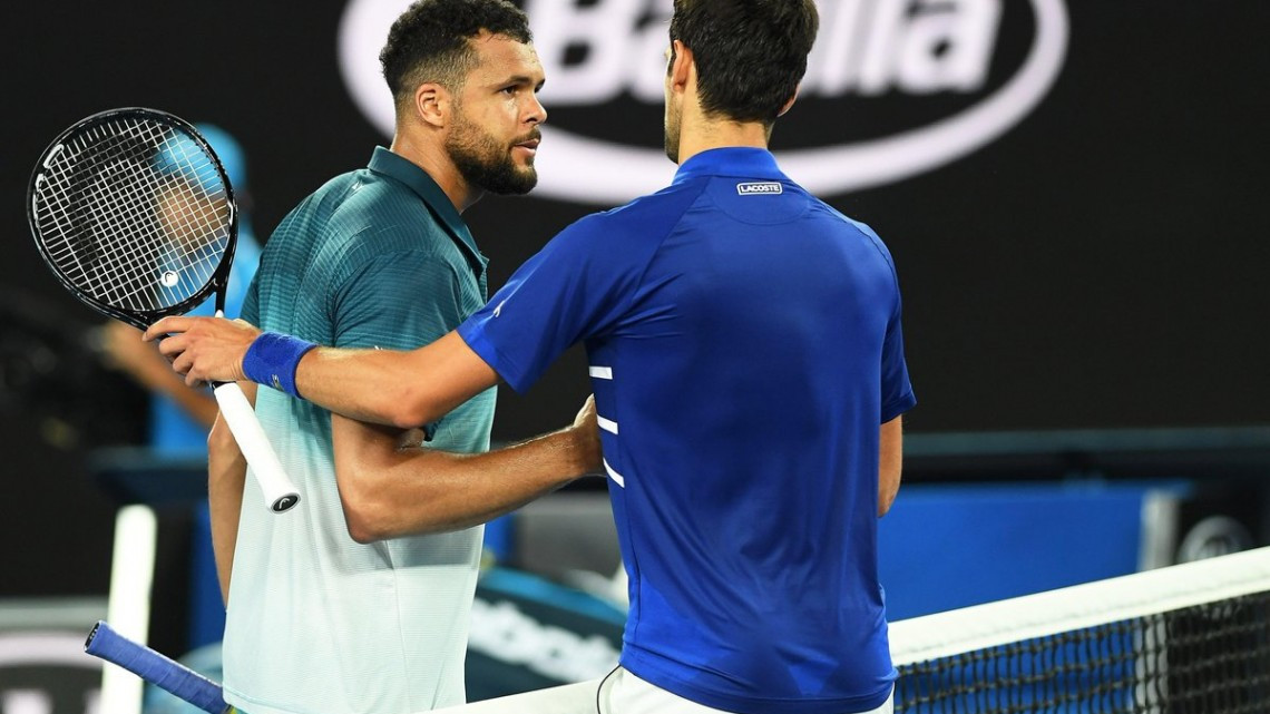 Novak Djokovic vence a Jo-Wilfried Tsonga en tres sets