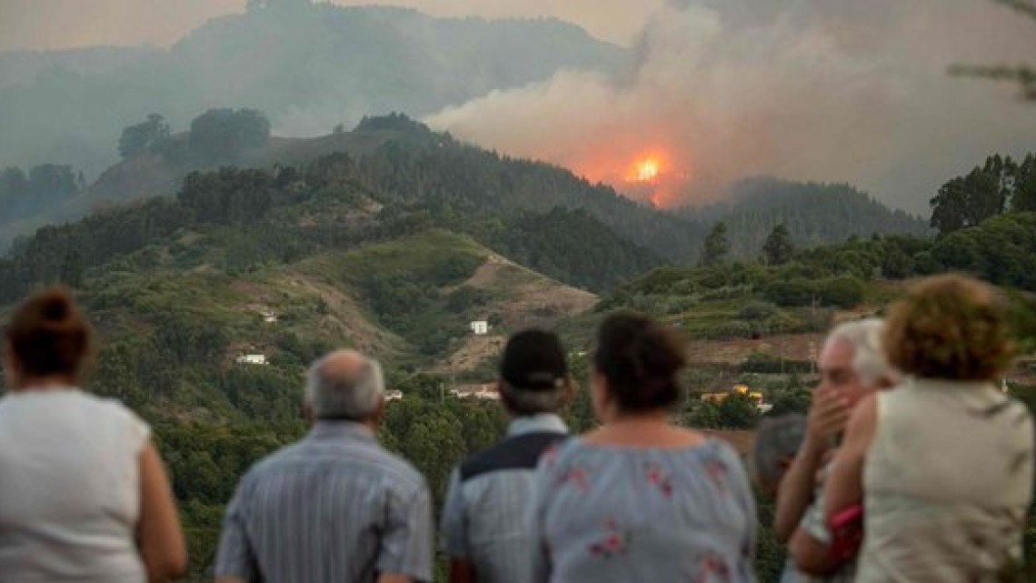 Evacuan 8.000 personas en el fuego "sin control" de Gran Canaria 