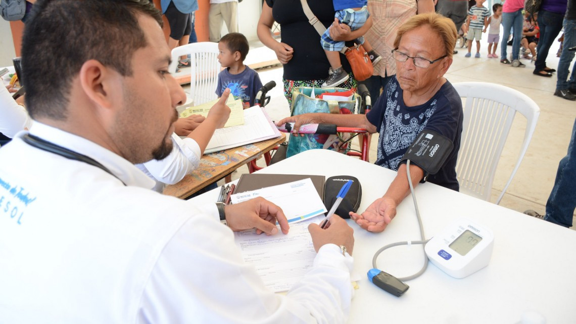 Entregan apoyos y ofrecen servicios de fumigación en Rincón de las Flores   