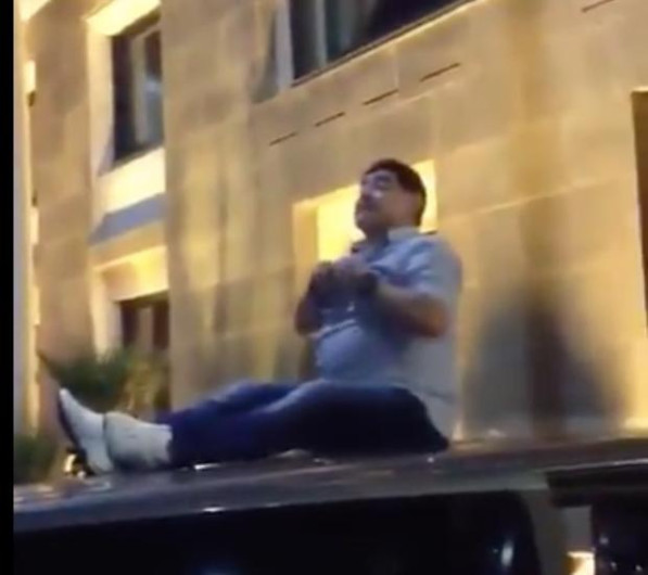 Diego Maradona nuevamente con unas copas demás