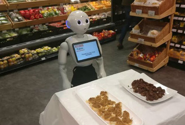 Robot es despedido por ligar con clientes