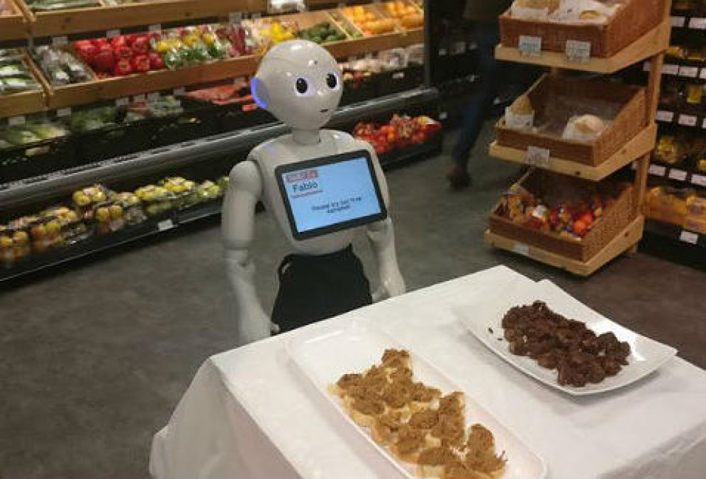 Robot es despedido por ligar con clientes