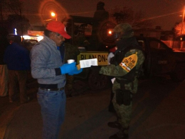 Efectivos de la SEDENA disparan café y pan