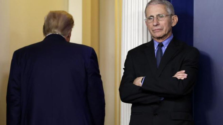 Fauci cuestiona la clasificación de casos “inofensivos” por parte de Trump 