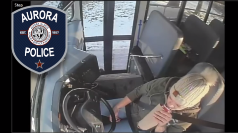 Captan a mujer bebiendo cerveza y conduciendo un transporte escolar 