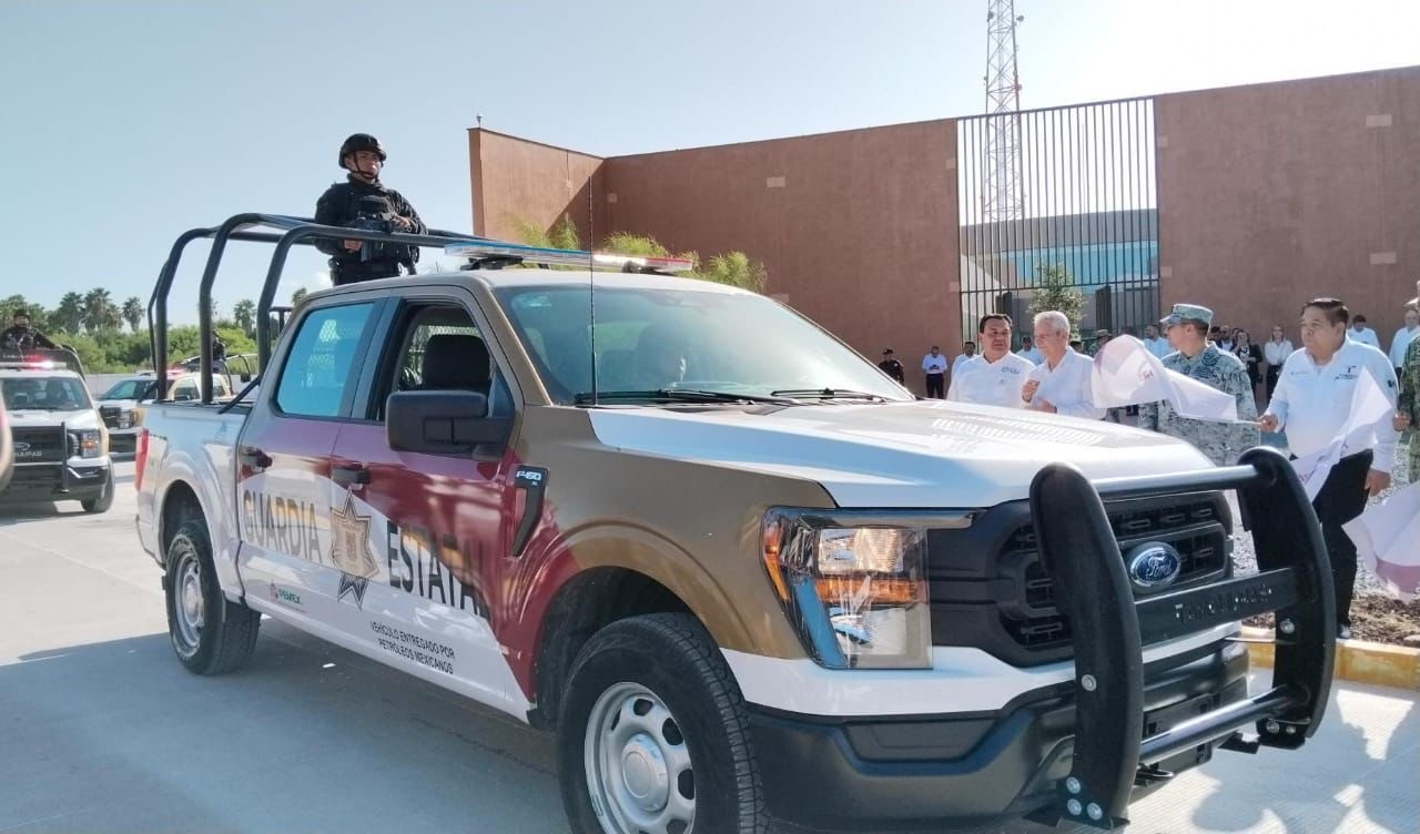 Entrega gobernador patrullas para reforzar seguridad en Reynosa