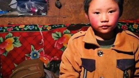 Niño sorprende al llegar a su escuela con cabello congelado