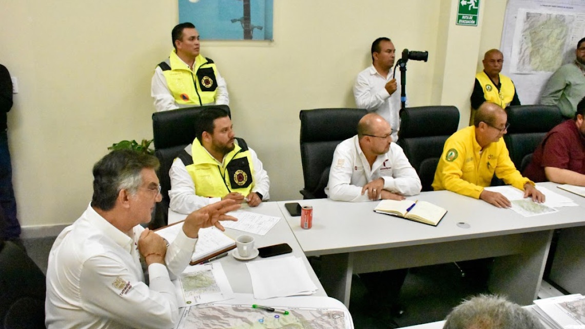 Avanza control de incendio en Cañón del Novillo; reconoce gobernador labor de brigadistas