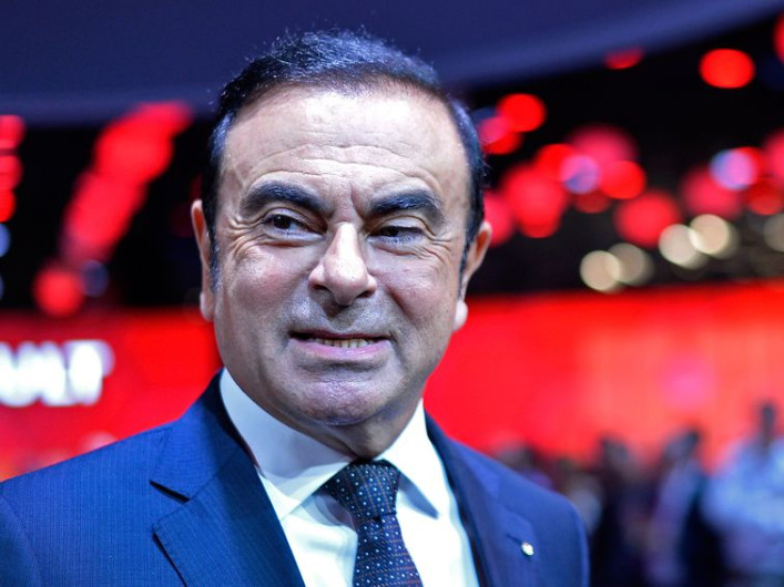 Registran la casa del expresidente de Nissan para averiguar cómo escapó de Japón