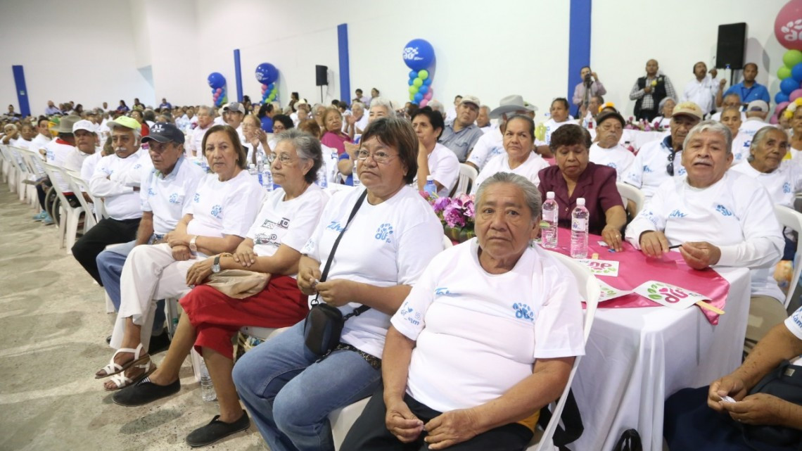 Celebra Maki a abuelitos en su día