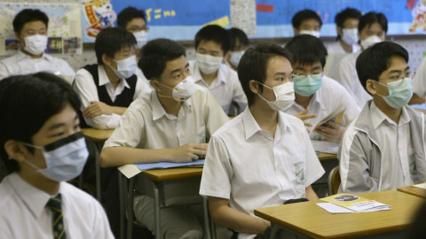 Hong Kong cierra de nuevo escuelas por repunte de contagios de Covid