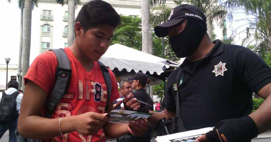 Reparten volantes para reclutar policías