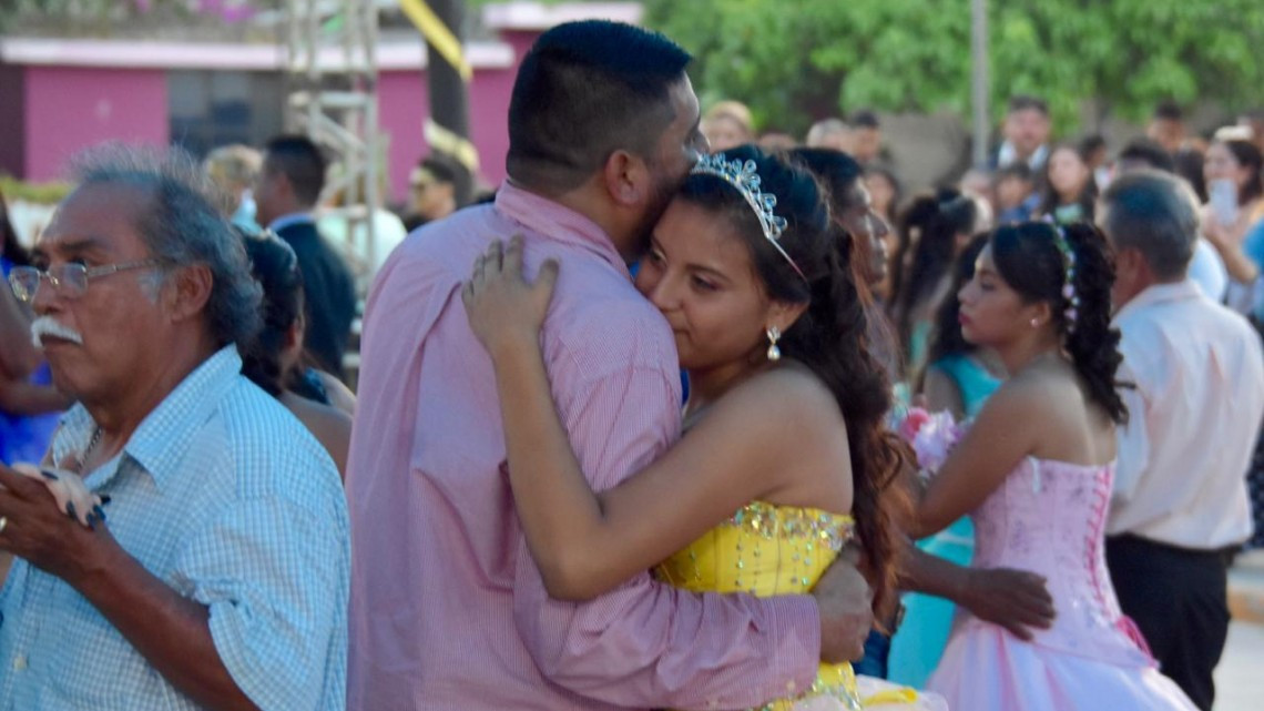 Festeja Alma Laura Amparán a quinceañeras en el sector Miramar