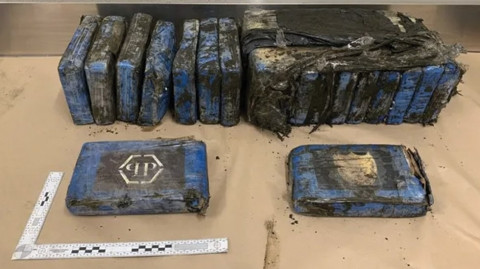 Encuentran paquetes con cocaína en orilla de una playa de Nueva Zelanda
