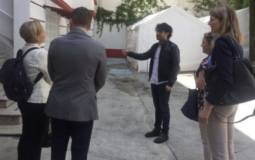 Personal de la embajada canadiense visita oficina de AMLO