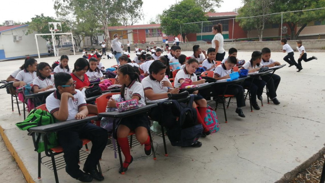 Inician el ciclo escolar sin luz