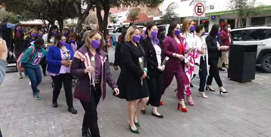Caminan por mujeres en ambos lados de la frontera