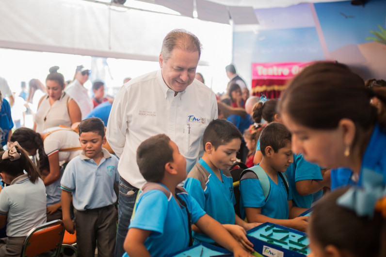 Encargado de la SET recorre con alumnos la Feria Tam 2019