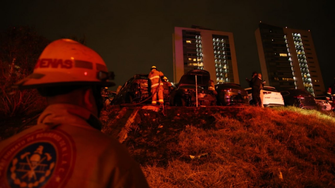 Se incendian autos en estacionamiento de agencia en San Pedro, NL