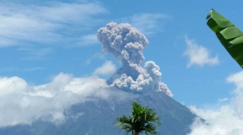 Entra en erupción volcán en Indonesia