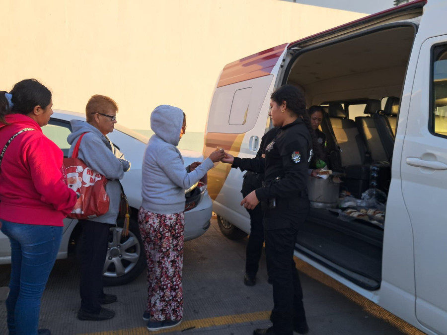Entrega Guardia Estatal de Género alimentos y bebidas calientes en hospital de Tampico