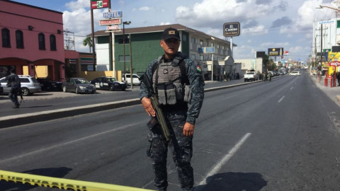 Lanzan artefacto explosivo contra hotel que hospeda a PF y PE