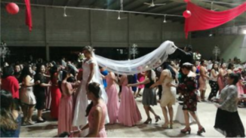 Enfermera que pospuso boda por atender paciente por fin se casa